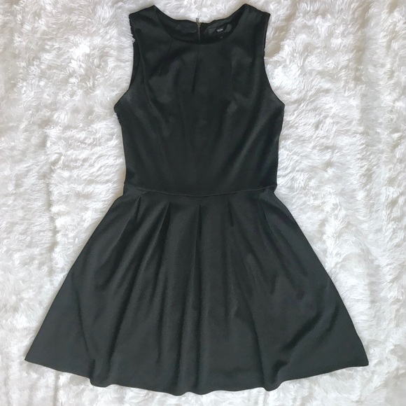 Mossimo Supply Co. Dresses & Skirts - Pleated dress